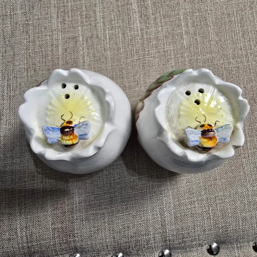 Vintage RARE Lefton‎ Ceramic Salt and Pepper Shakers Bee Leaf Made in Japan Set